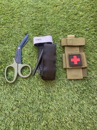 Torniquete Táctico Verde + Tijeras Médicas