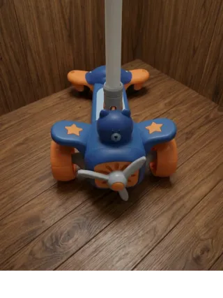 Patinete infantil 3 ruedas luz y sonido avión azul