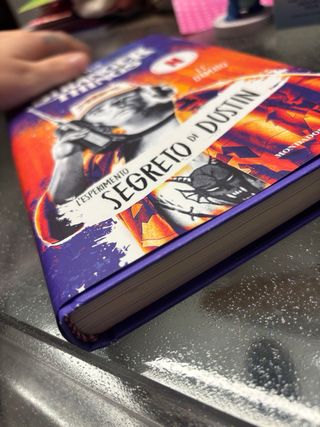 Libro stranger things dustin.