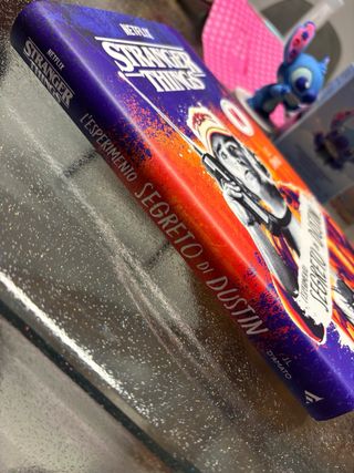 Libro stranger things dustin.