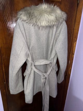 Chaqueta gris con cuello de pelo