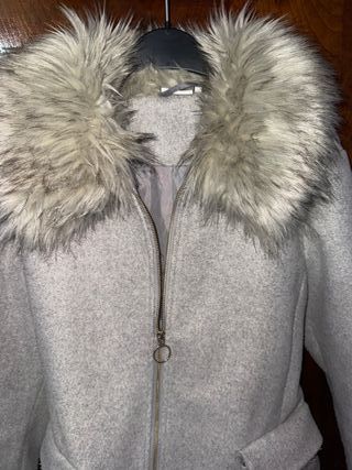 Chaqueta gris con cuello de pelo