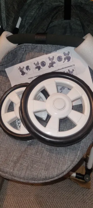 Cochecito bebé gris con corazón