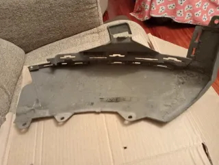 MOLDURA INFERIOR DERECHA PARAGOLPES MB GLC X253