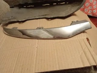 MOLDURA INFERIOR DERECHA PARAGOLPES MB GLC X253