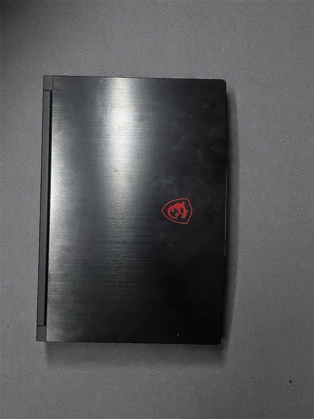 Portátil MSI Negro con Logo Rojo