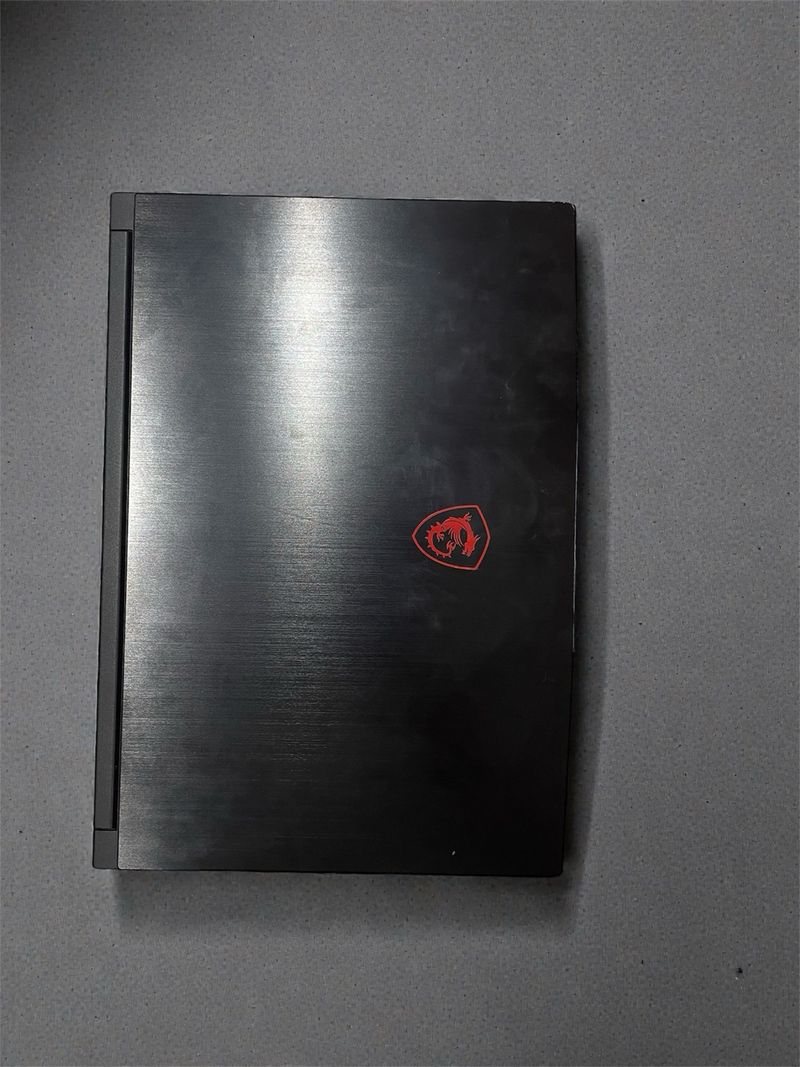 Portátil MSI Negro con Logo Rojo