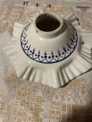 Vecchio paralume in ceramica bianca