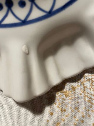 Vecchio paralume in ceramica bianca