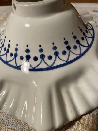 Vecchio paralume in ceramica bianca