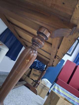 Mesa de madera rústica para restaurar.