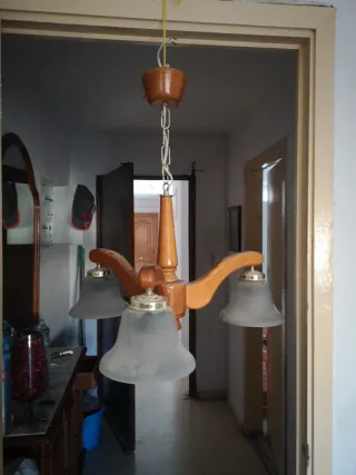 Lámpara de techo dorada y blanca