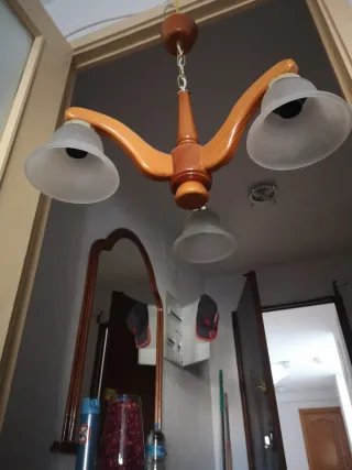 Lámpara de techo dorada y blanca