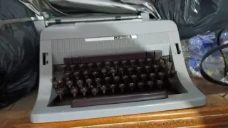 Máquina de escribir antigua LINEA 88