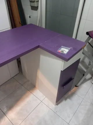 Escritorio moderno morado y blanco