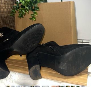 Botines negros antelina con abejas doradas