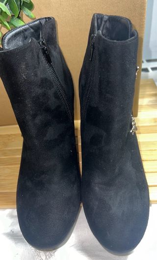 Botines negros antelina con abejas doradas