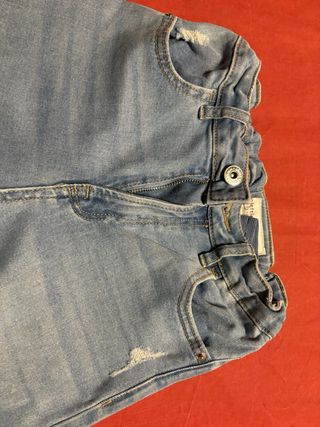 Pantalón vaquero largo desgastado