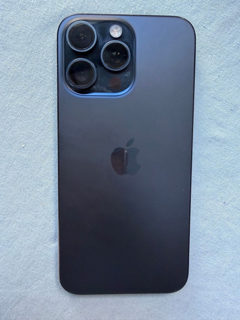 iPhone 15 Pro Max 256GB Azul cristal y estuche.