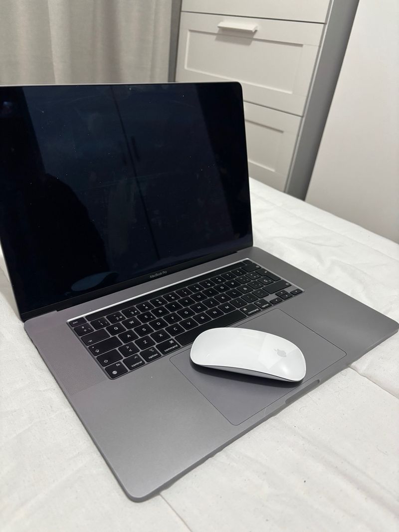 MacBook Pro Gris Espacial afbeelding 4