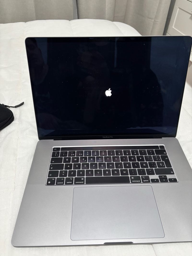 MacBook Pro Gris Espacial afbeelding 2