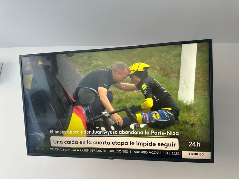 Televisor LG Negro y Amarillo
