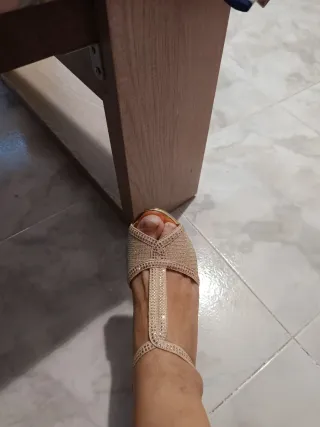 Sandalias doradas con pedrería