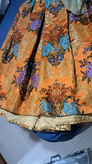 Traje de Fallera Naranja y Dorado