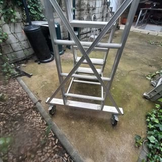 Escalera móvil de aluminio