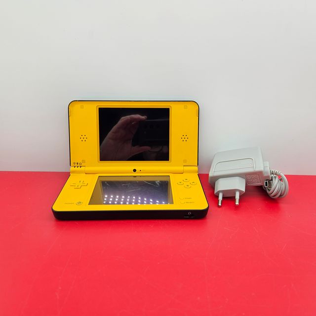 Nintendo DSi XL Amarilla + Cargador