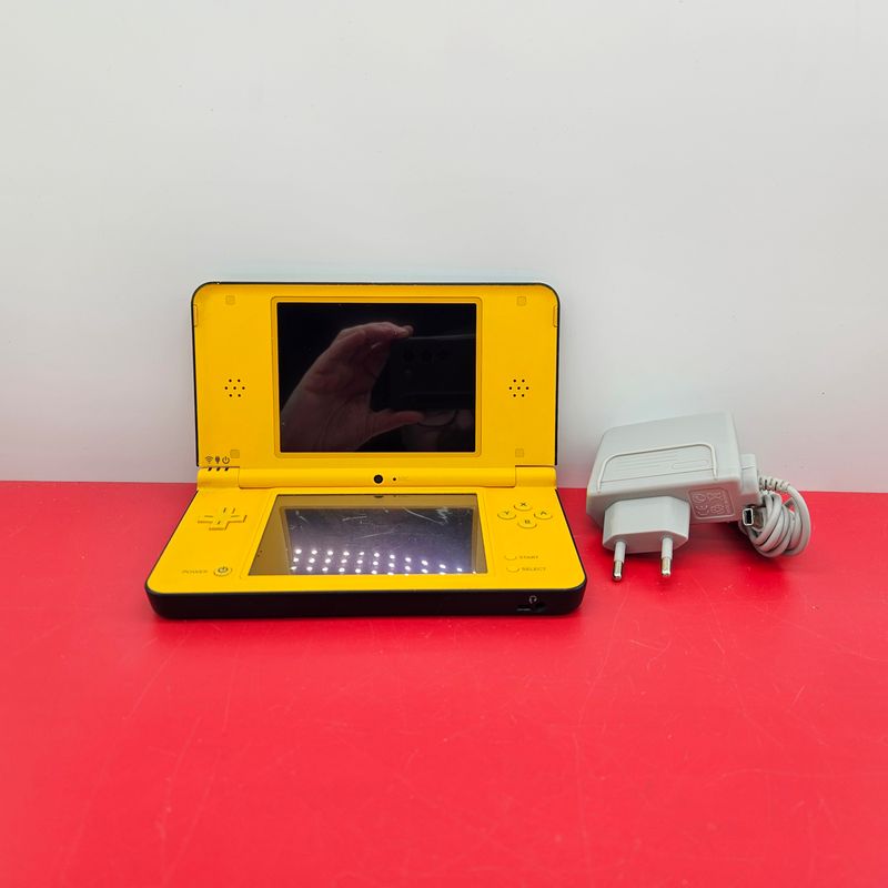 Nintendo DSi XL Amarilla + Cargador