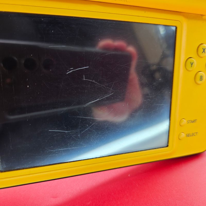 Nintendo DSi XL Amarilla + Cargador afbeelding 6