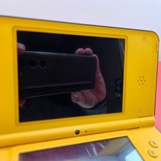 Nintendo DSi XL Gialla + Caricatore