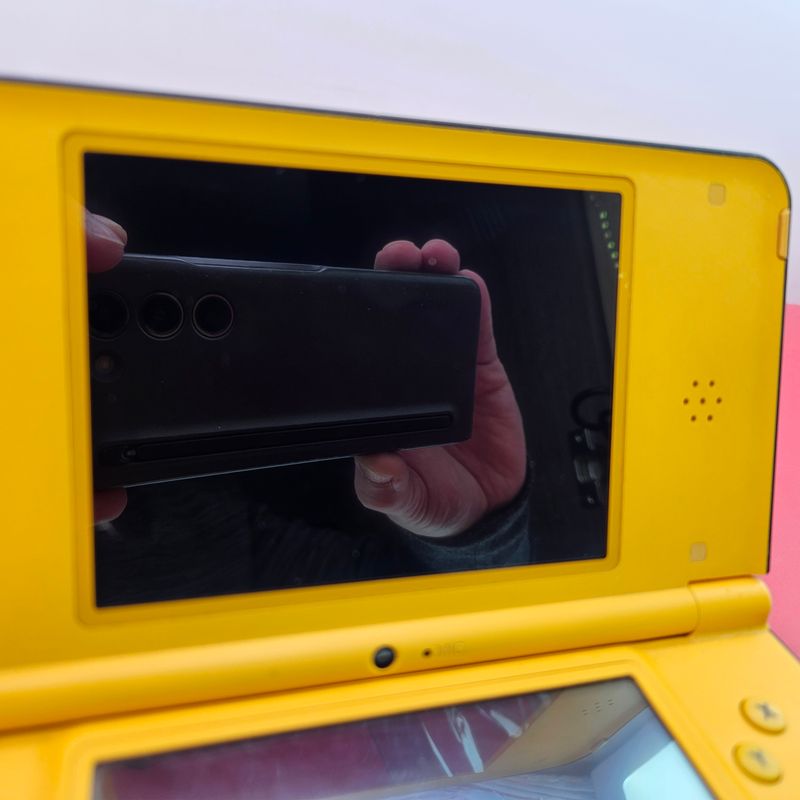Nintendo DSi XL Amarilla + Cargador afbeelding 5