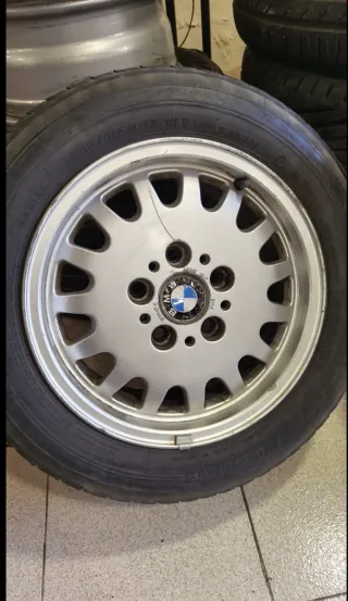 Una llanta BMW e36  15x7j