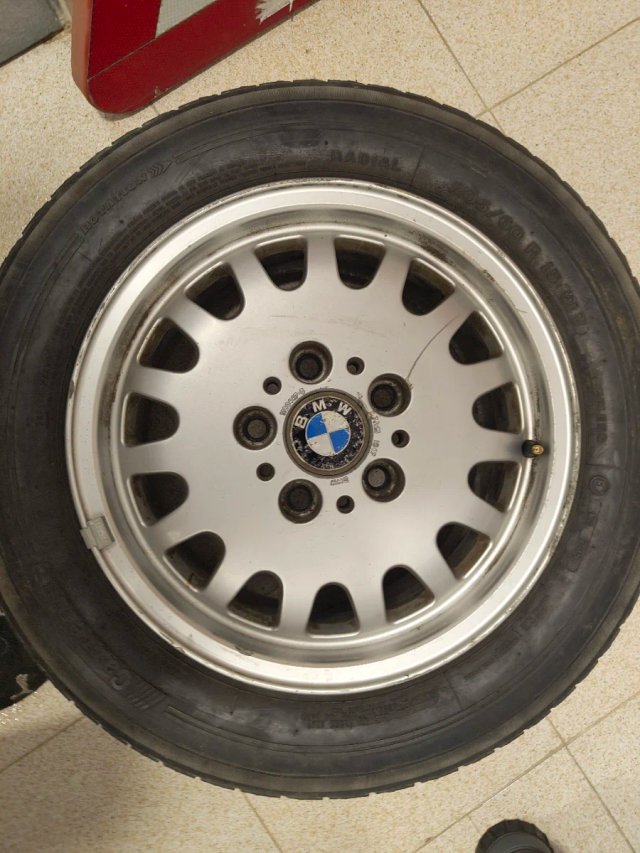 Una llanta BMW e36  15x7j