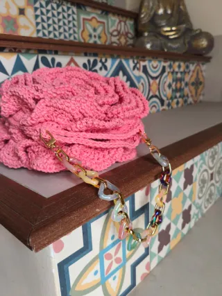 Bolso de mano rosa con cadena multicolor