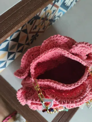 Bolso de mano rosa con cadena multicolor