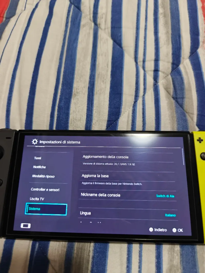 Nintendo Switch OLED Amarillo Modificada afbeelding 3