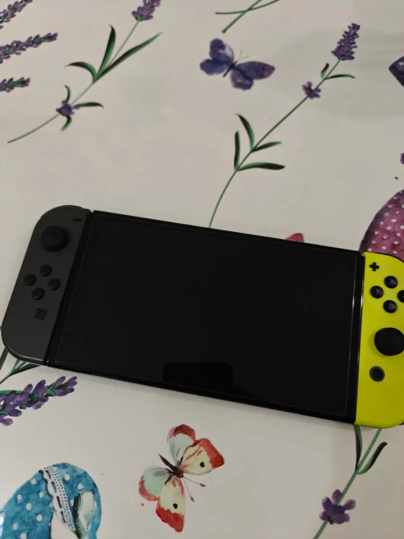 Nintendo Switch OLED Amarillo Modificada afbeelding 4
