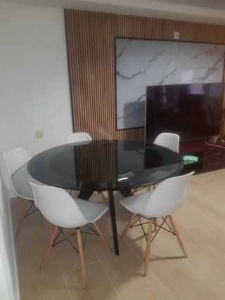 Mesa redonda cristal negro y 5 sillas blancas