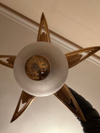 Lámpara colgante vintage dorada.