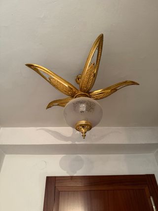 Lámpara colgante vintage dorada.