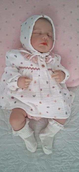 Bebé realista con biberón y chupete