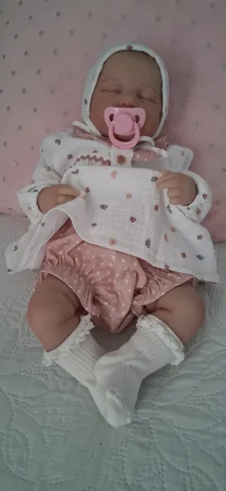 Bebé realista con biberón y chupete