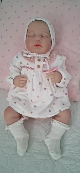 Bebé realista con biberón y chupete