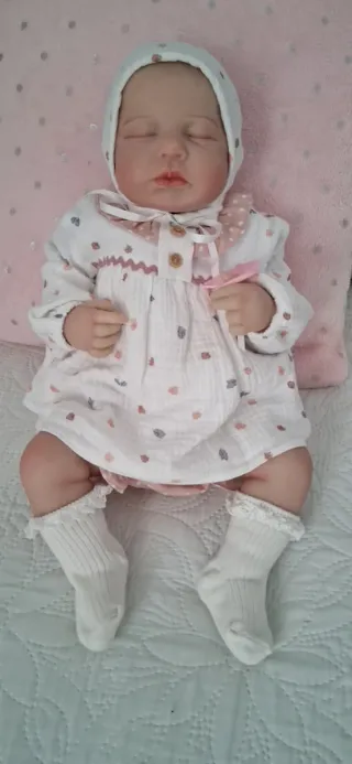 Bebé realista con biberón y chupete