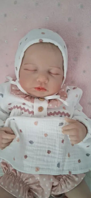 Bebé realista con biberón y chupete