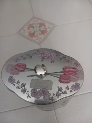 Scatola in latta decorata con angeli