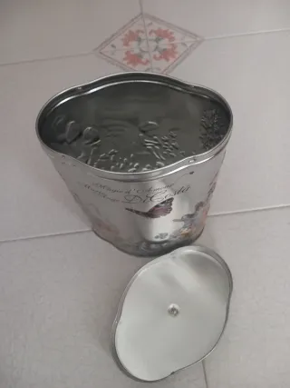 Scatola in latta decorata con angeli